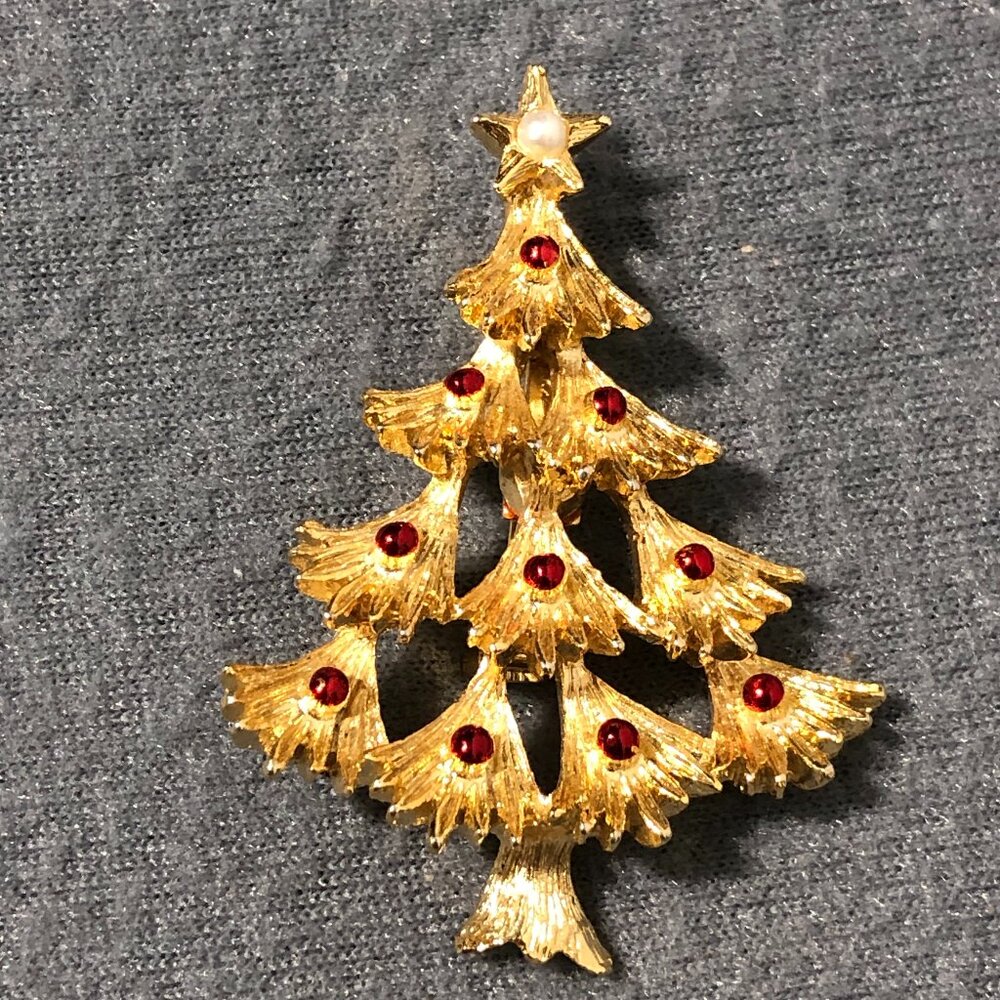 Gerrys Christmas Tree Brooch Pin Vintage Tiered Scalloped Fan Gold